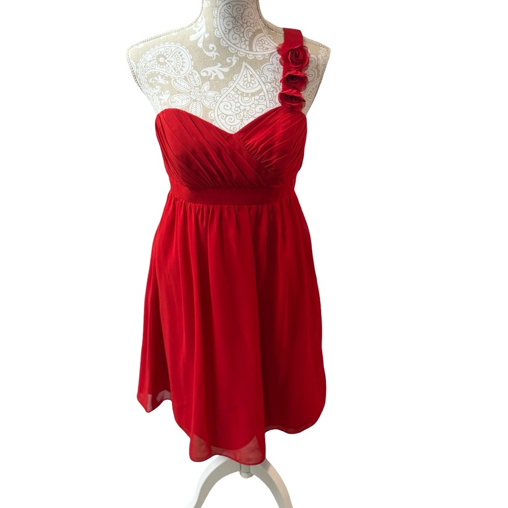 Alfred Angelo One Shoulder Red Dress Size 6
Perfect for Valentine’s Day!!!